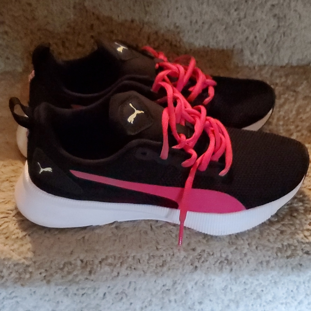 Women's Puma sneakers